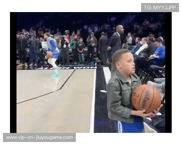 库里父子互动投篮引球迷围观